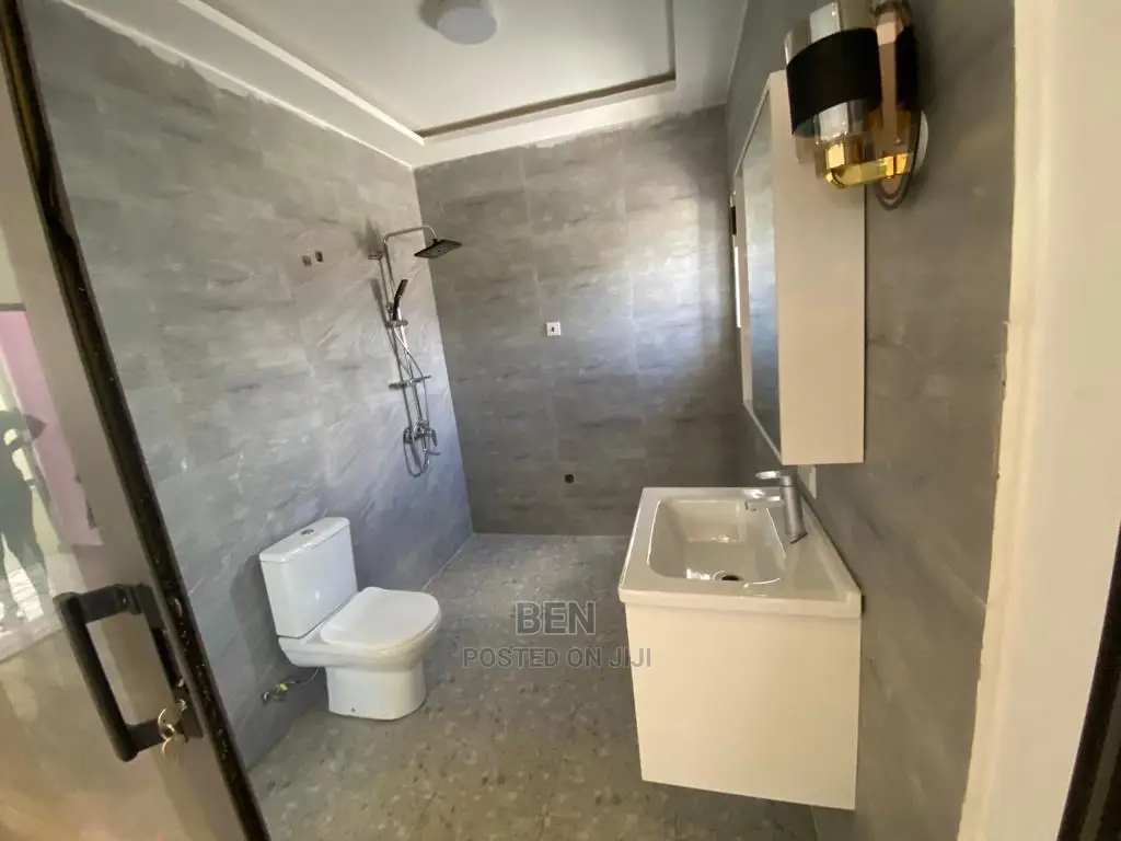 3bdrm House in Lakeside, East Legon for Sale