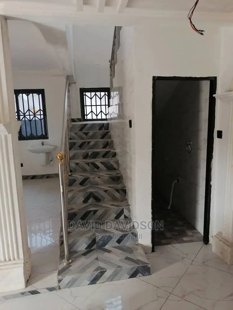5bdrm Mansion in Executive 5 Bedroom, Tema Metropolitan for sale