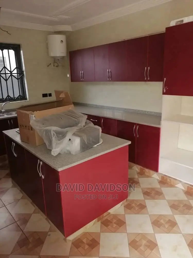 5bdrm Mansion in Executive 5 Bedroom, Tema Metropolitan for sale