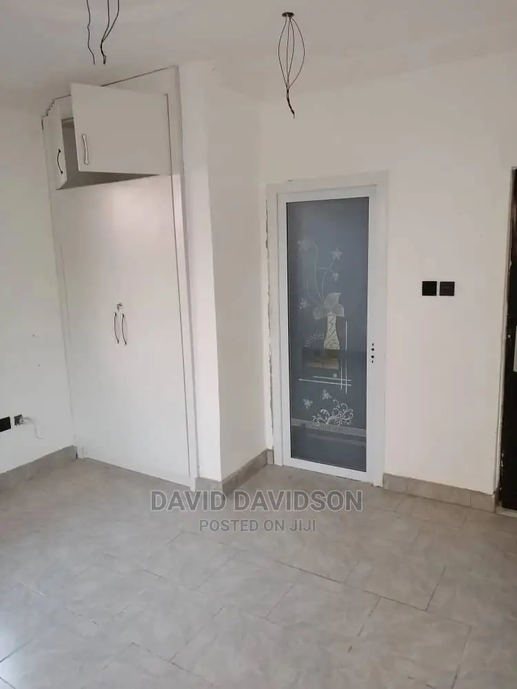 5bdrm Mansion in Executive 5 Bedroom, Tema Metropolitan for sale