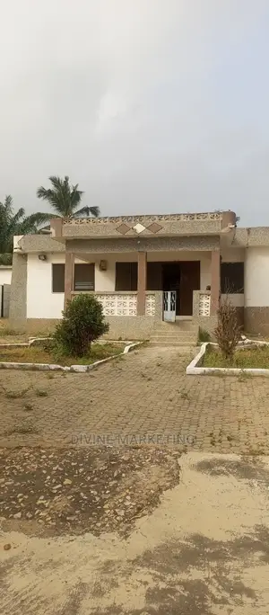 4bdrm House in New Market Road, Kasoa for sale
