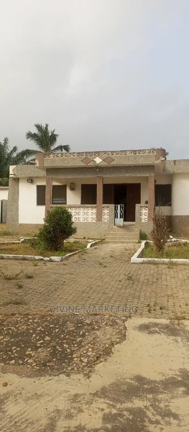 4bdrm House in New Market Road, Kasoa for sale