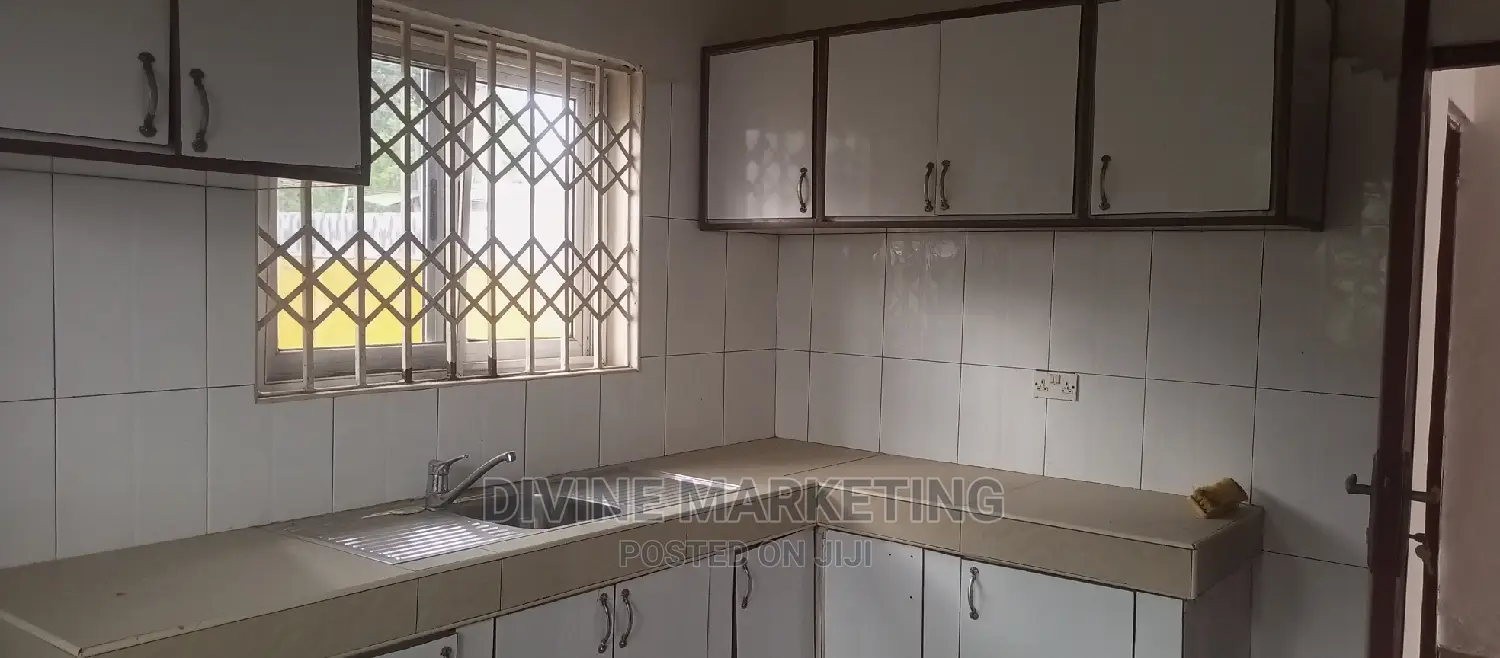 4bdrm House in New Market Road, Kasoa for sale