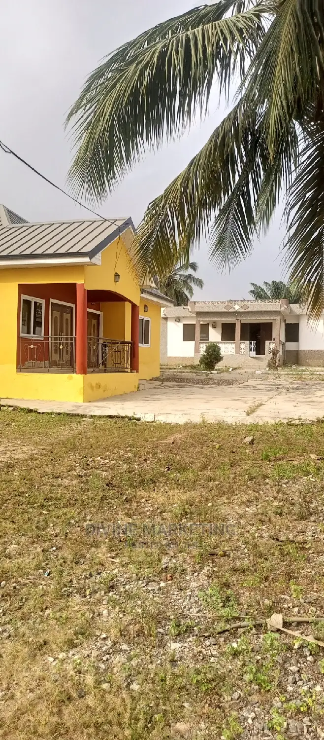 4bdrm House in New Market Road, Kasoa for sale
