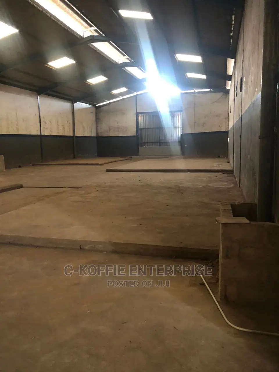 992 SQM Warehouse Offices at Graphic-Stc 4 Rent