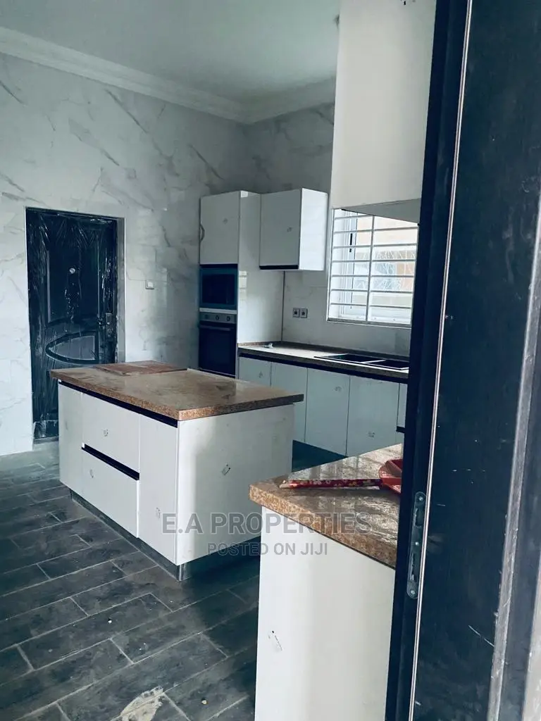 4bdrm House in E a Propertis, School Junction for Sale