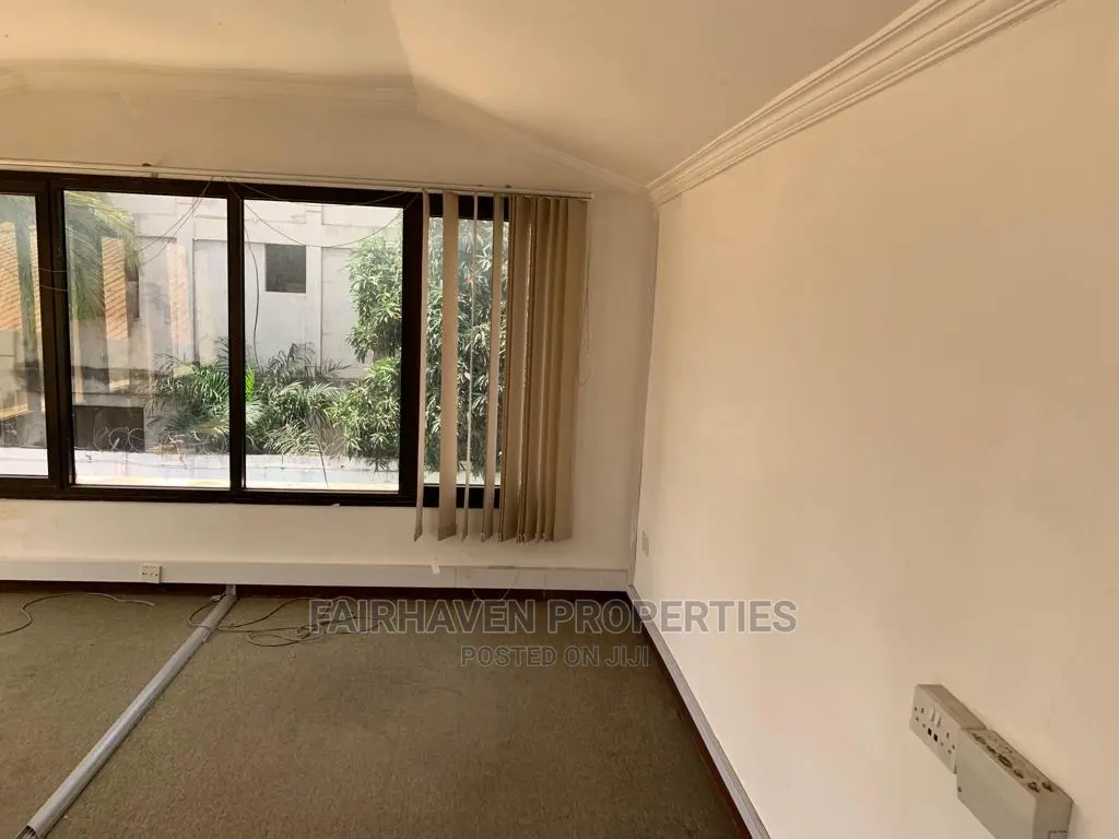 10bdrm House in Osu for Sale