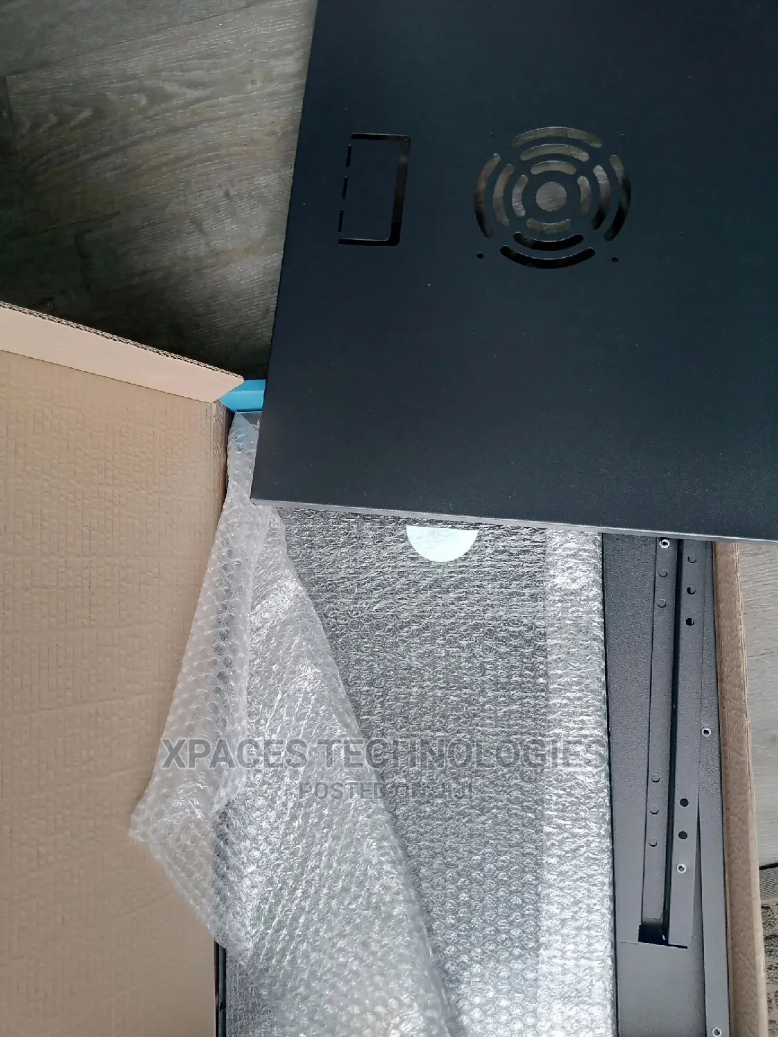 9u Rack Wall Mounted Cabinet Size 520x 400x420mm With 1 Fan