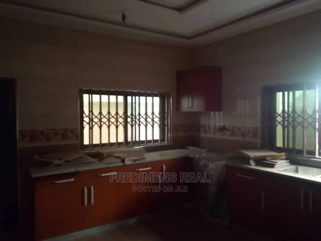 4bdrm House in Fredimens Real, Kumasi Metropolitan for Sale