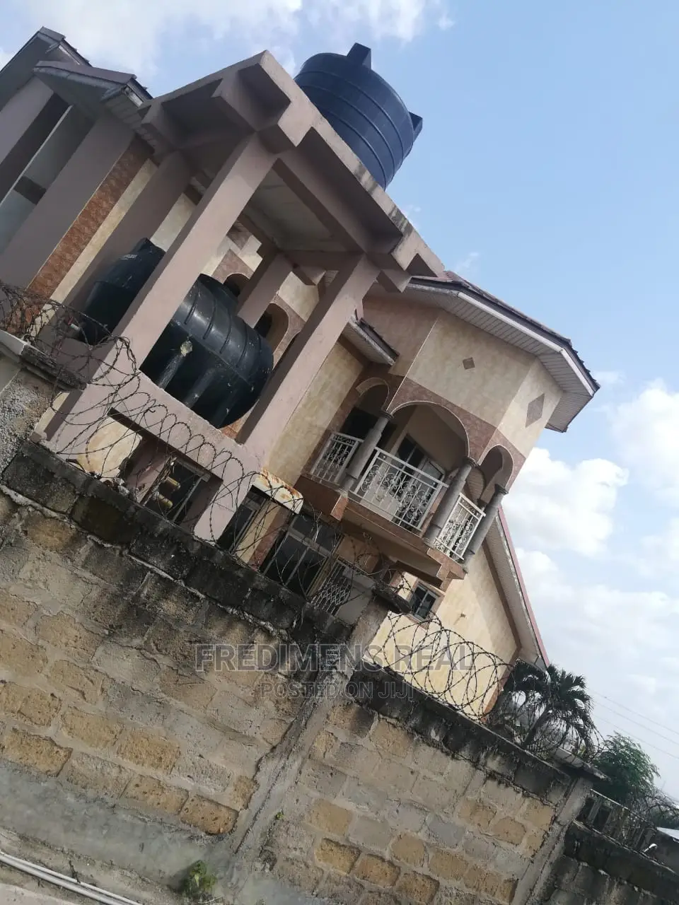 6bdrm House in Fredimens Real, Kumasi Metropolitan for Sale