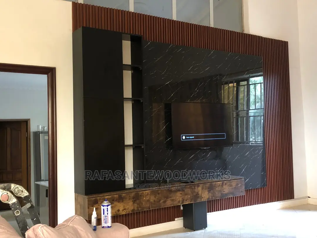 Raf in TV Unit With Well Panel