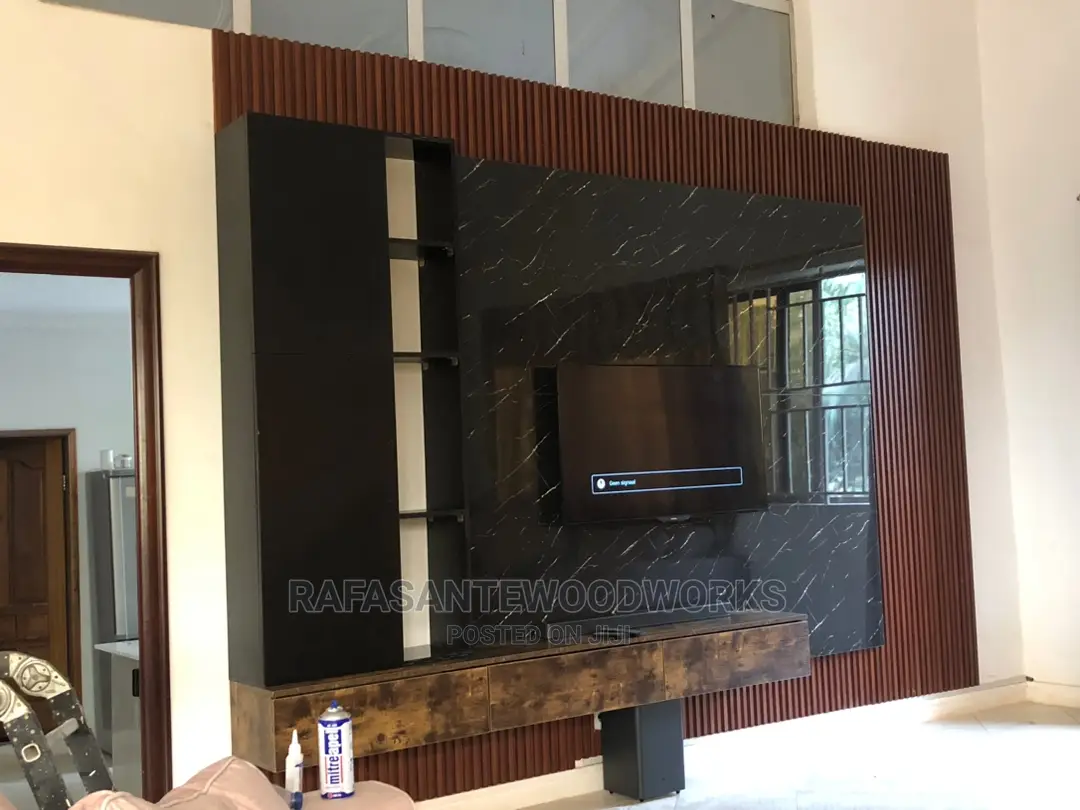 Raf in TV Unit With Well Panel