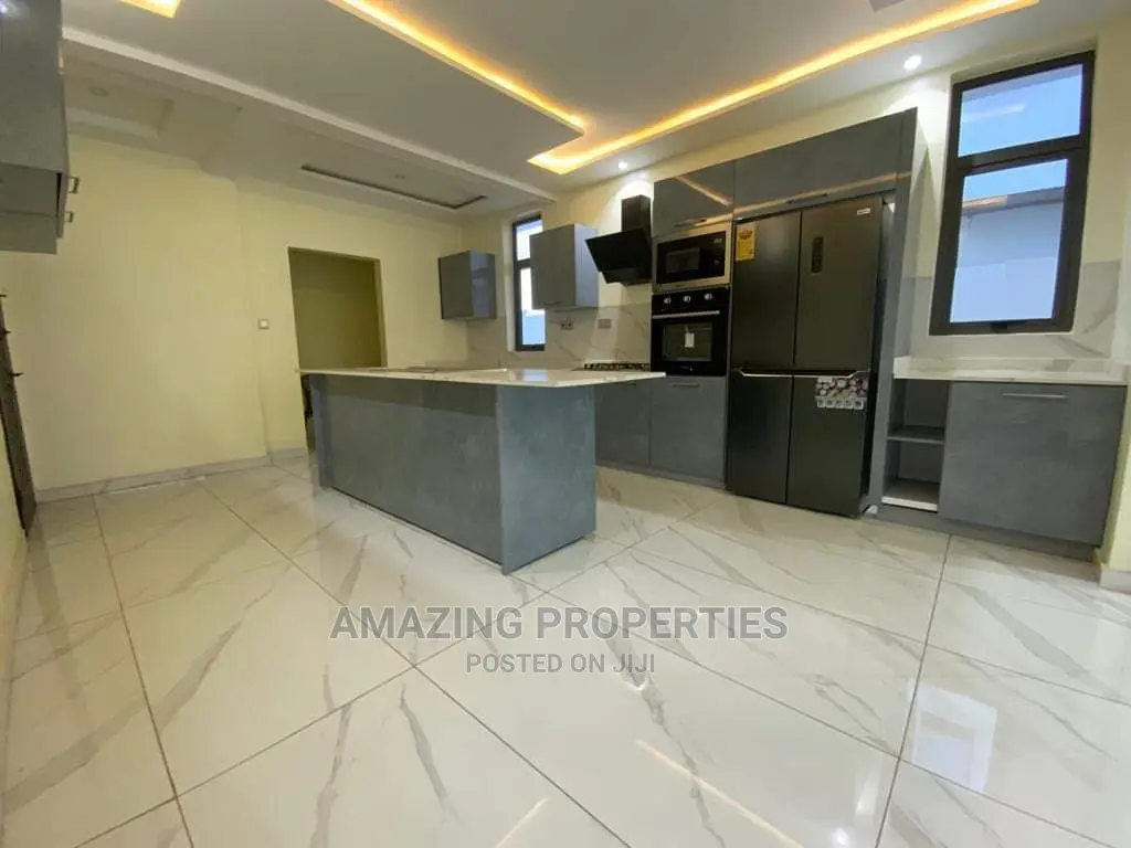 4bdrm House in 4 Bedroom House East for Sale