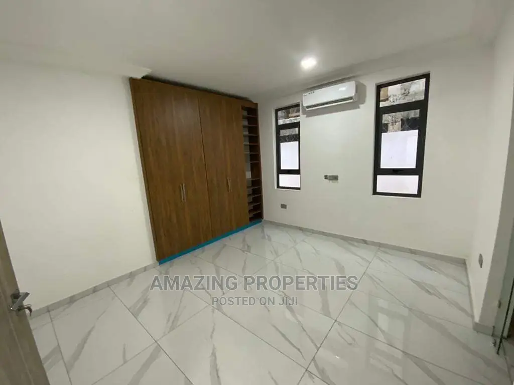 4bdrm House in 4 Bedroom House East for Sale