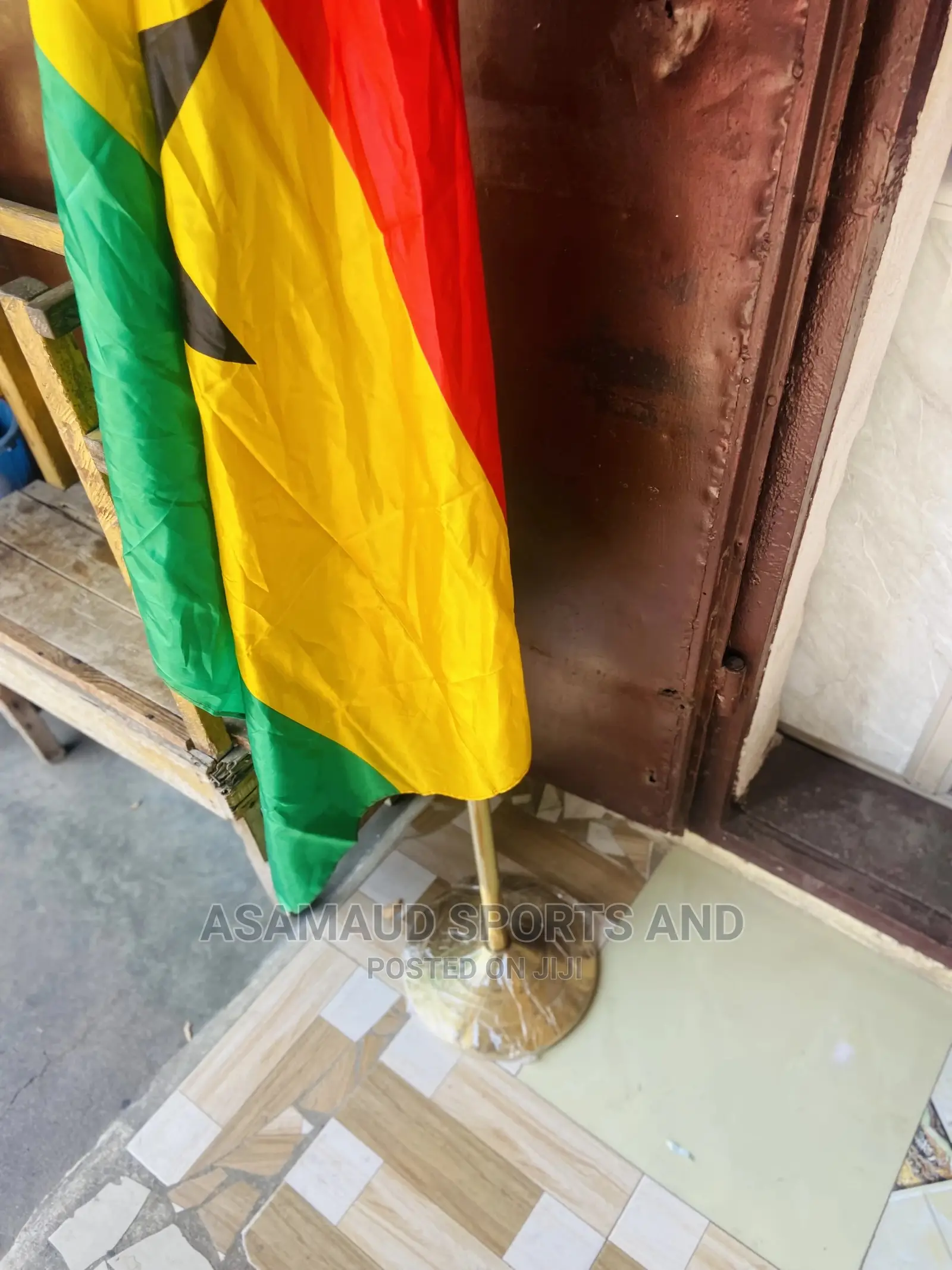 Original Gold Metal Flag Stand At Cool Price
