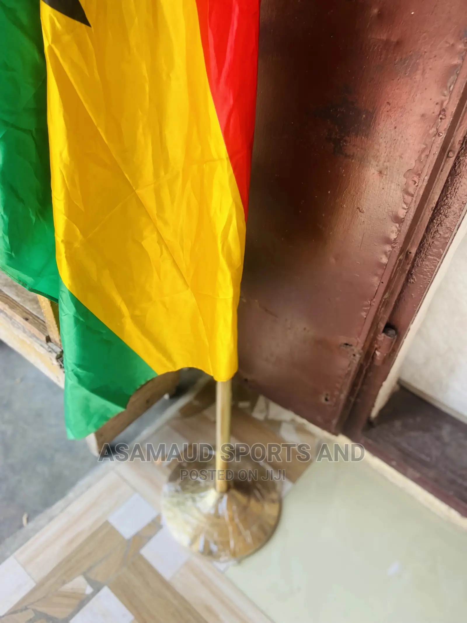 Original Gold Metal Flag Stand At Cool Price