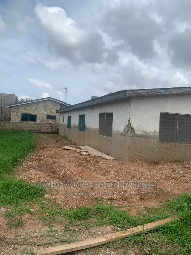 5bdrm House in Bushroad, Teshie for Sale