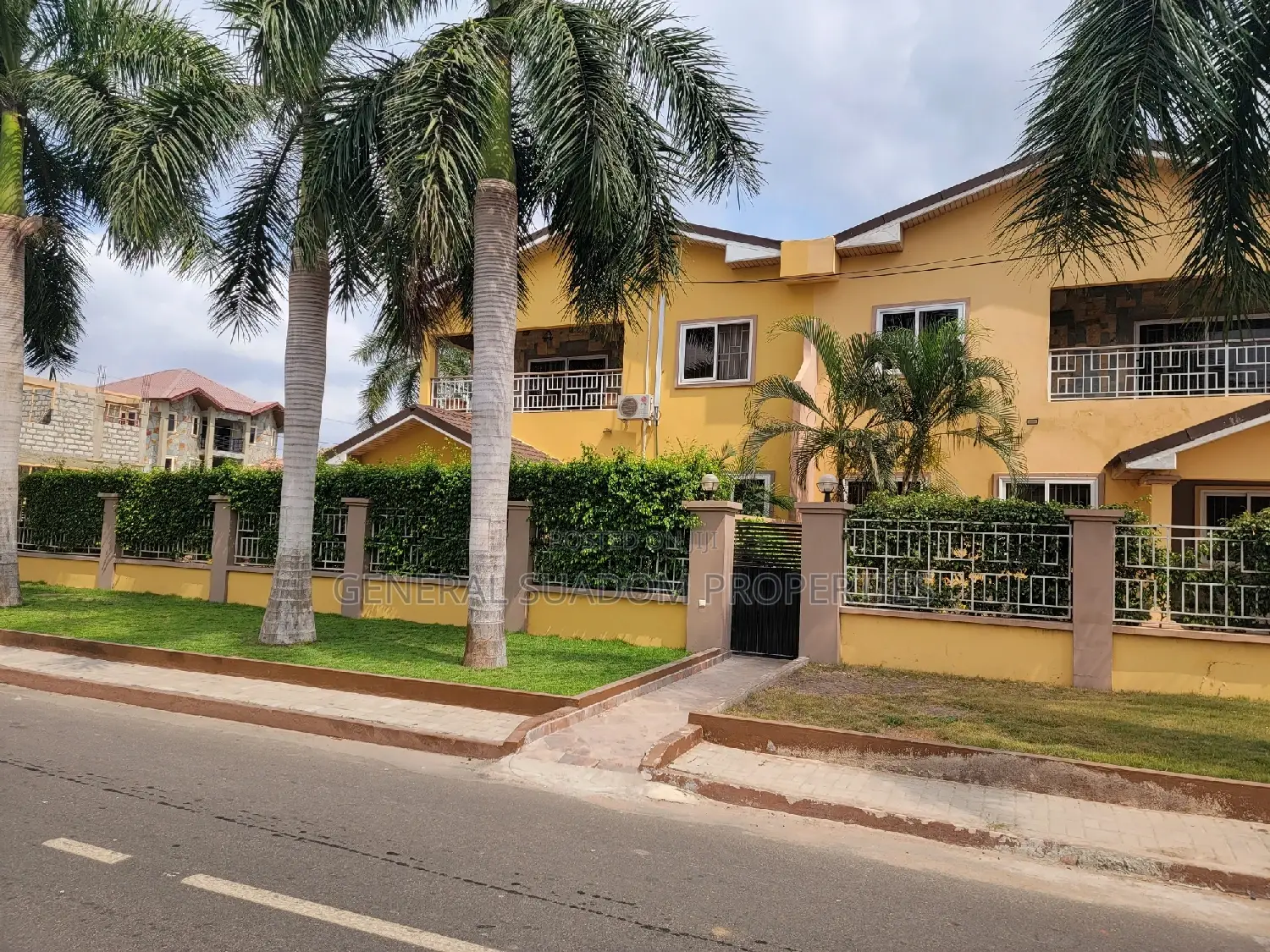 4bdrm Duplex in Suadom Properties, Baatsona Total for rent