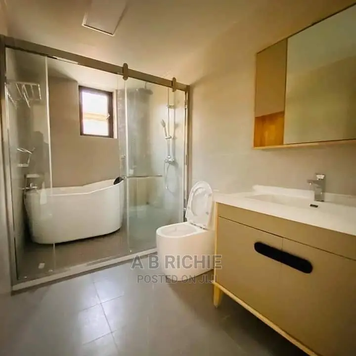 5bdrm Townhouse/Terrace in East Legon for Sale