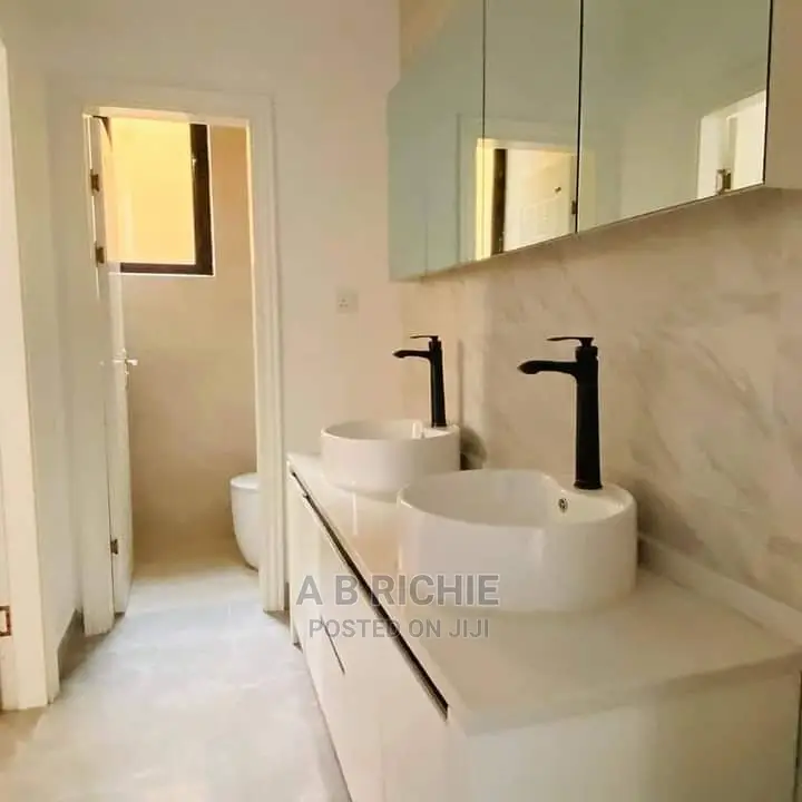 5bdrm Townhouse/Terrace in East Legon for Sale