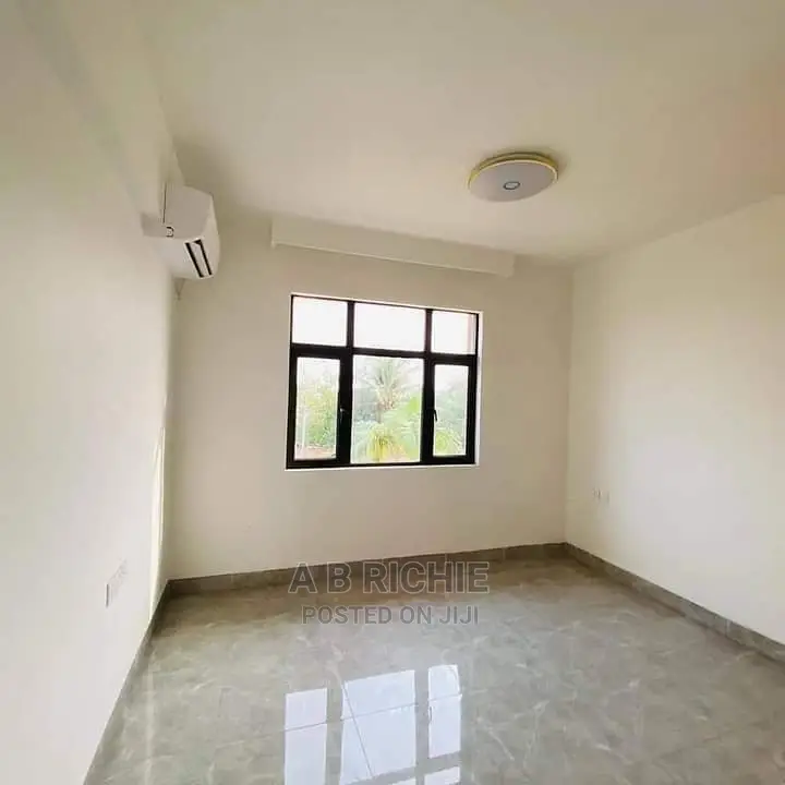 5bdrm Townhouse/Terrace in East Legon for Sale