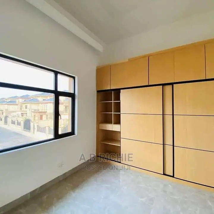 5bdrm Townhouse/Terrace in East Legon for Sale