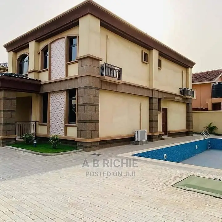 5bdrm Townhouse/Terrace in East Legon for Sale