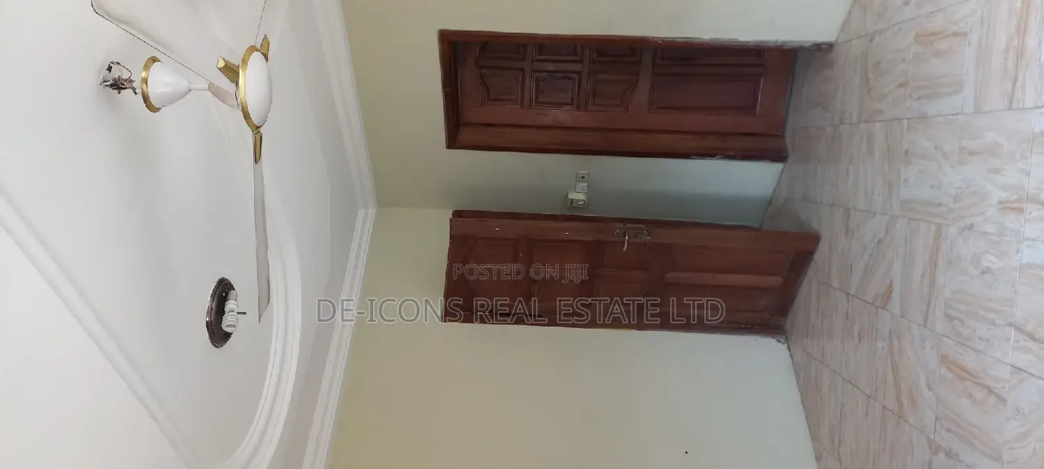 4bdrm Mansion in De-Icons Real Estate, Awutu Senya East Municipal