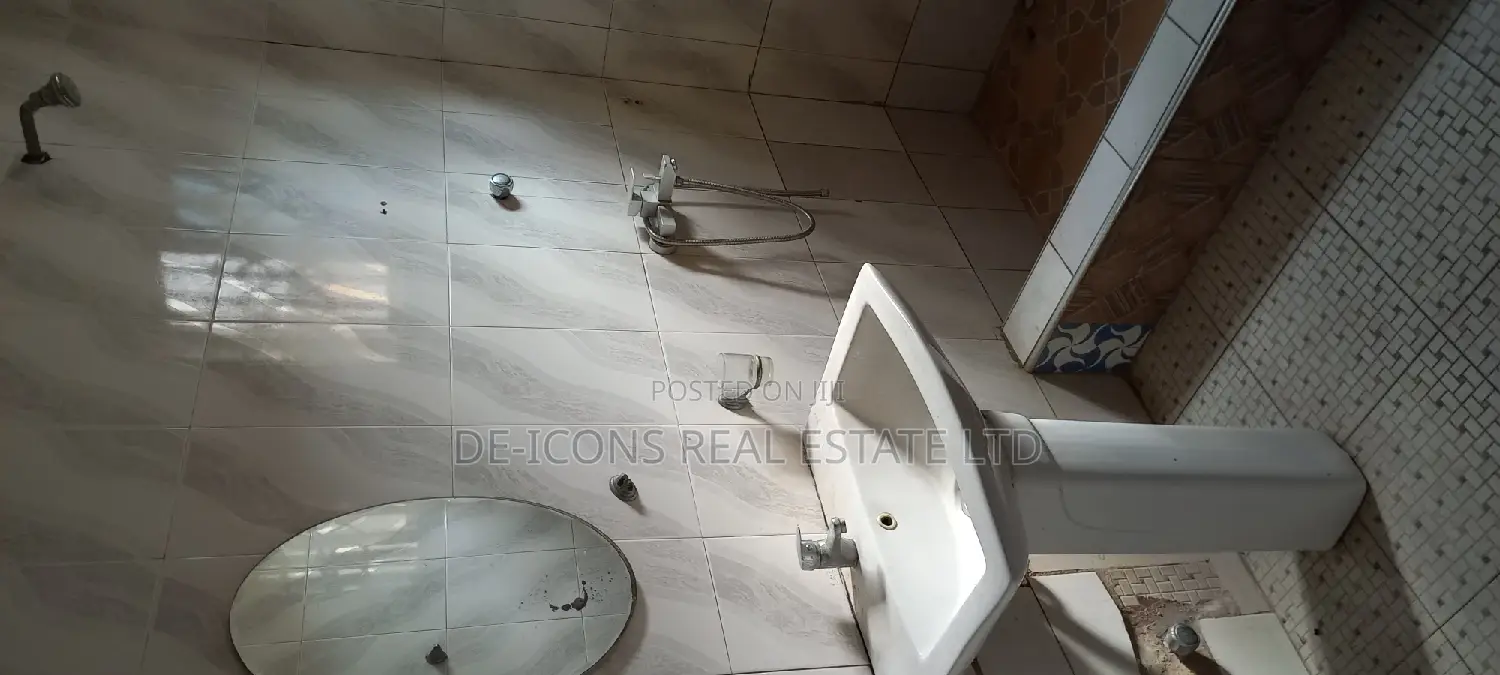 4bdrm Mansion in De-Icons Real Estate, Awutu Senya East Municipal