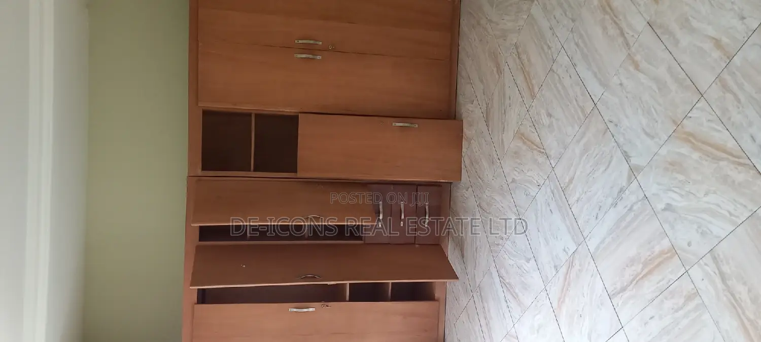 4bdrm Mansion in De-Icons Real Estate, Awutu Senya East Municipal
