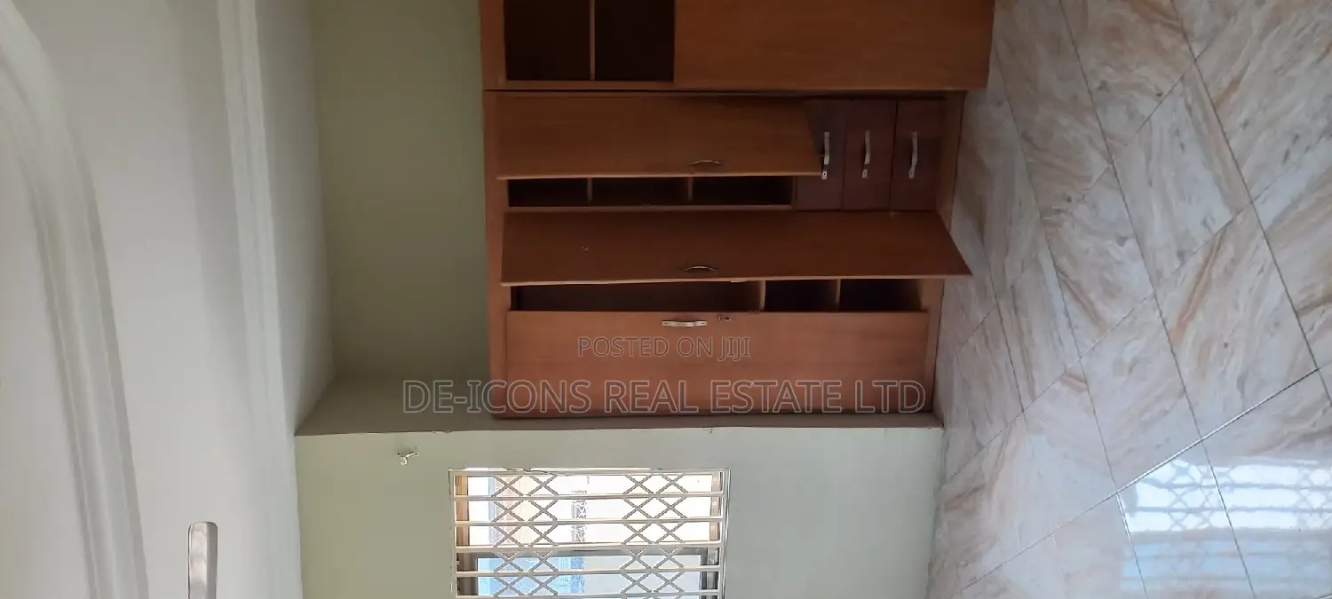 4bdrm Mansion in De-Icons Real Estate, Awutu Senya East Municipal
