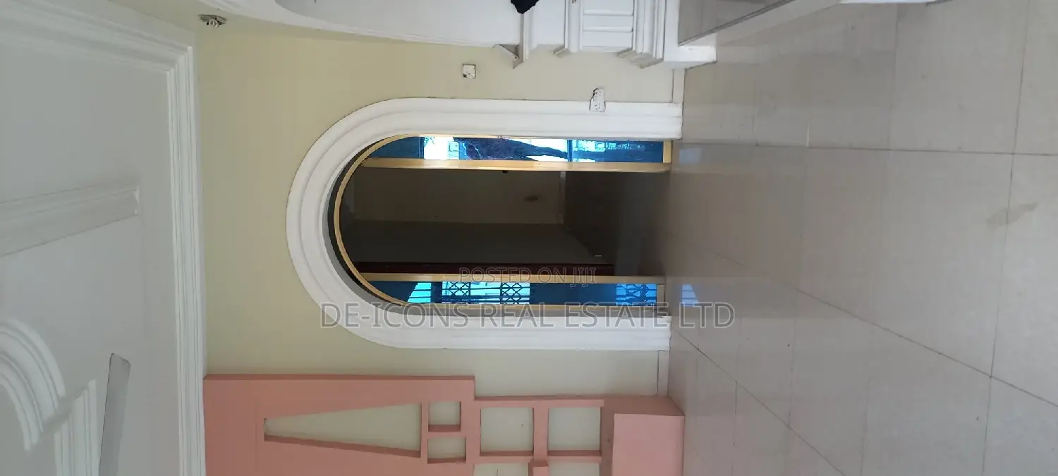 4bdrm Mansion in De-Icons Real Estate, Awutu Senya East Municipal
