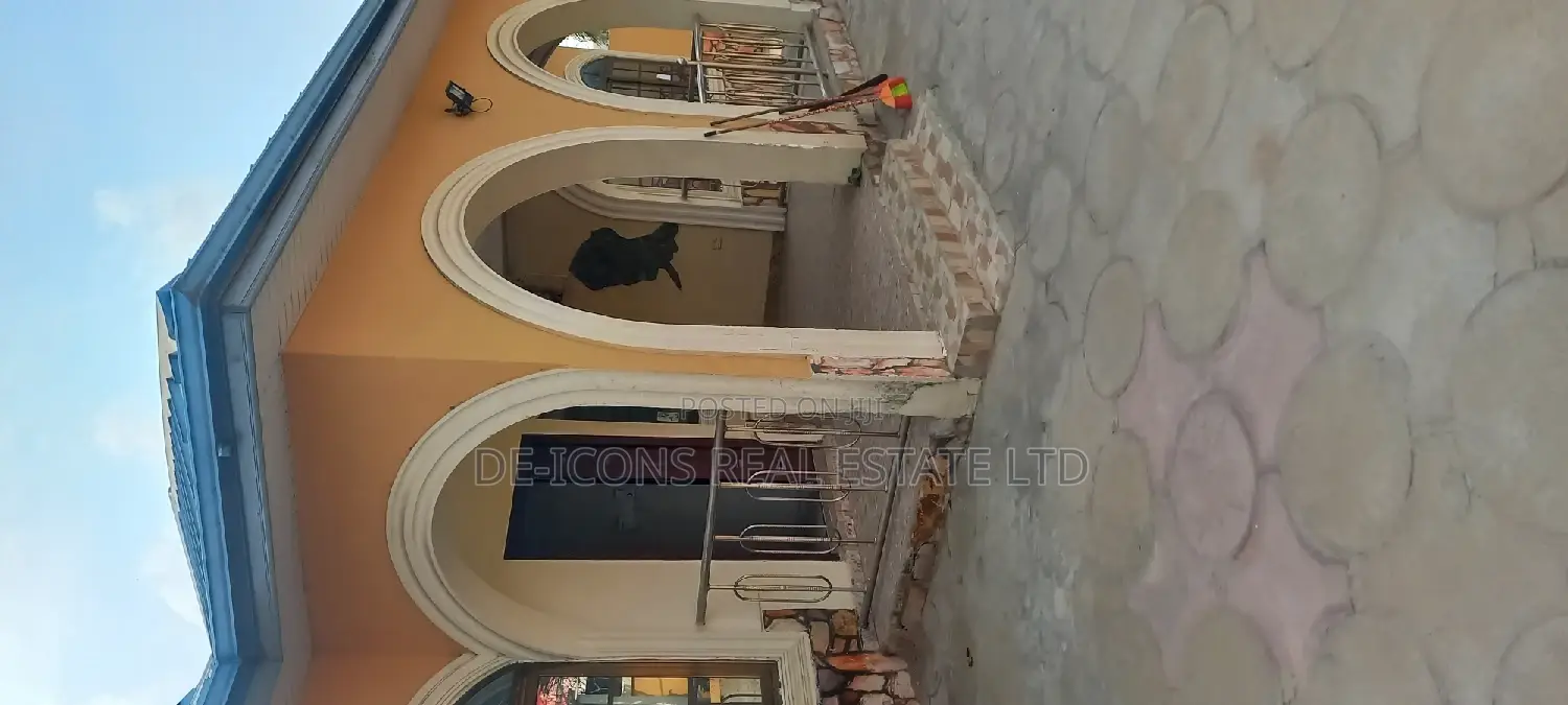 4bdrm Mansion in De-Icons Real Estate, Awutu Senya East Municipal