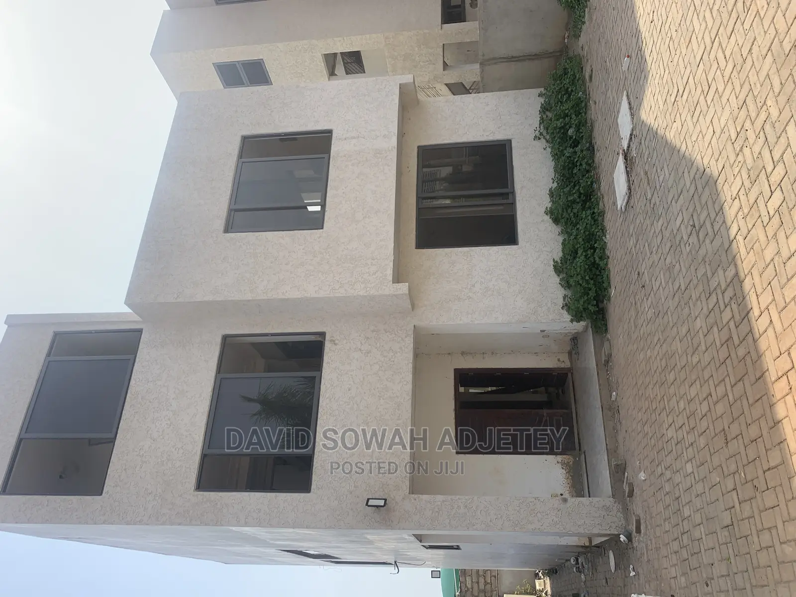 4bdrm House in East Airport for Sale