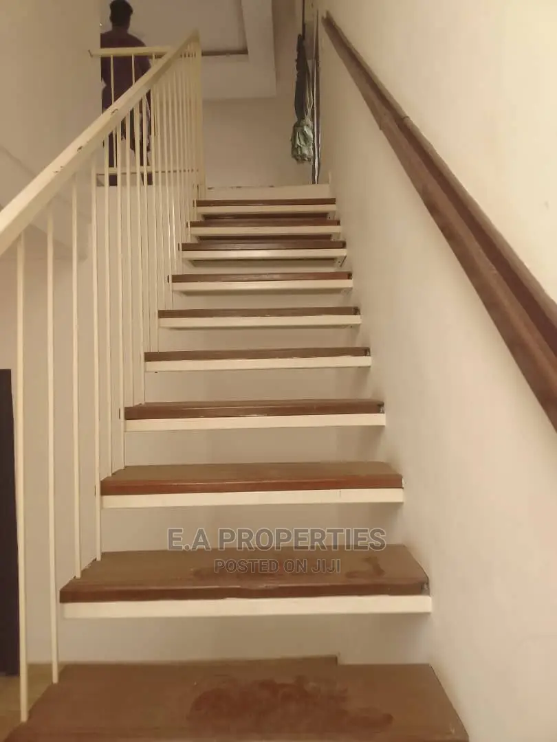 4bdrm House in E a Properties, School Junction for Rent