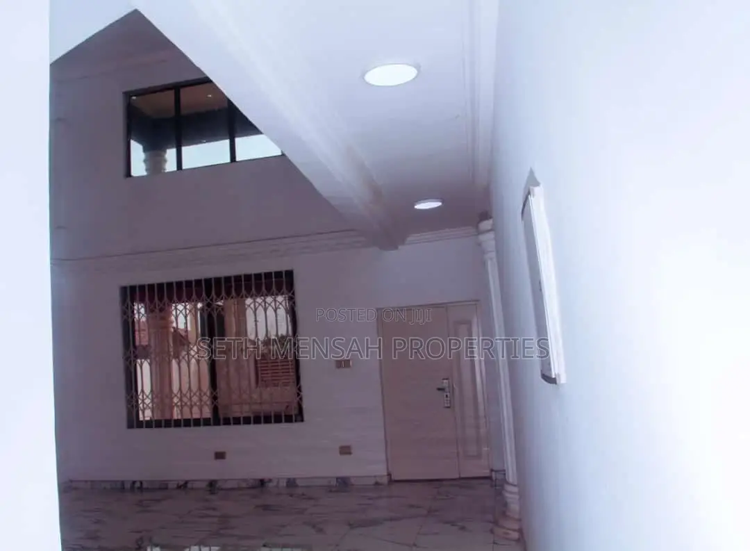5bdrm House in Skm Property, Ashomang Estate for Sale