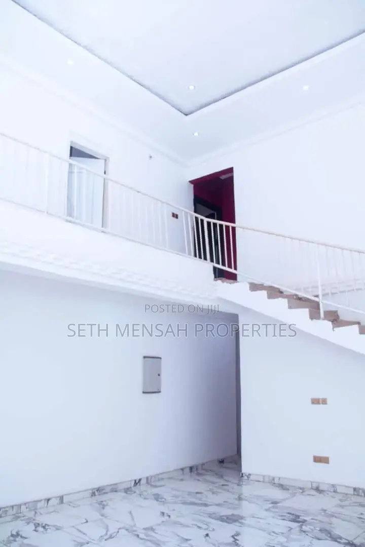 5bdrm House in Skm Property, Ashomang Estate for Sale