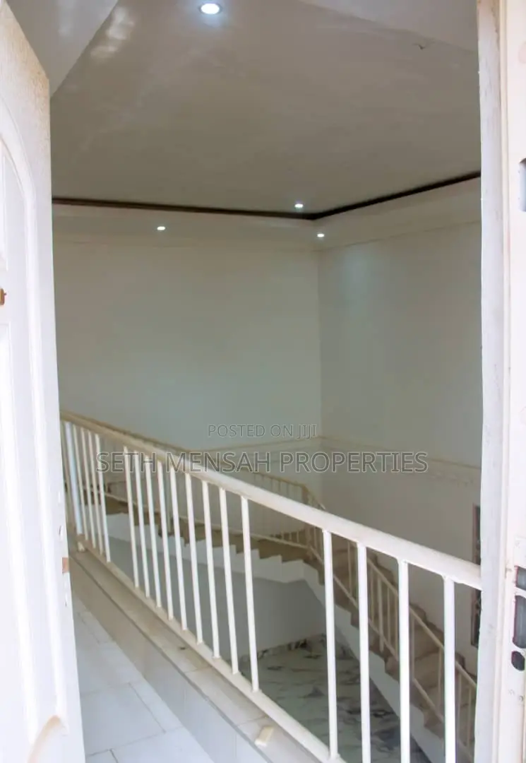 5bdrm House in Skm Property, Ashomang Estate for Sale