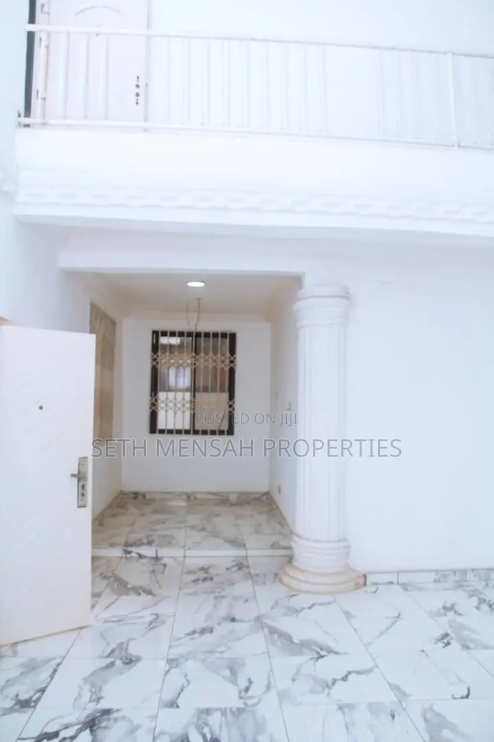 5bdrm House in Skm Property, Ashomang Estate for Sale