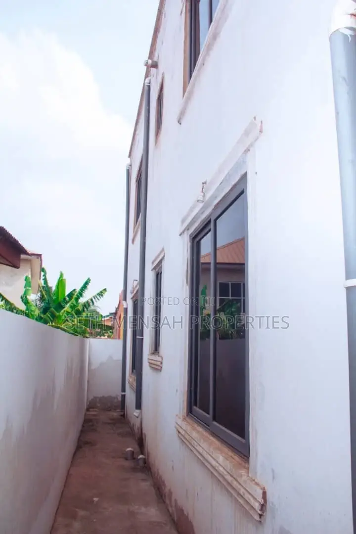 5bdrm House in Skm Property, Ashomang Estate for Sale