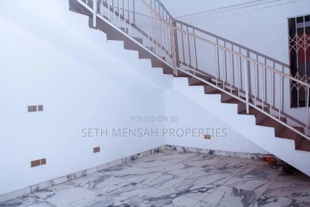 5bdrm House in Skm Property, Ashomang Estate for Sale