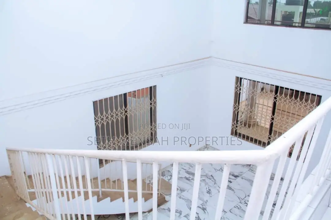 5bdrm House in Skm Property, Ashomang Estate for Sale