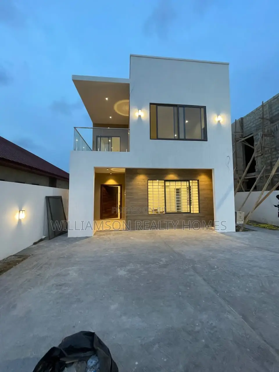 5bdrm Mansion in Community 20 Estate, Spintex for Sale