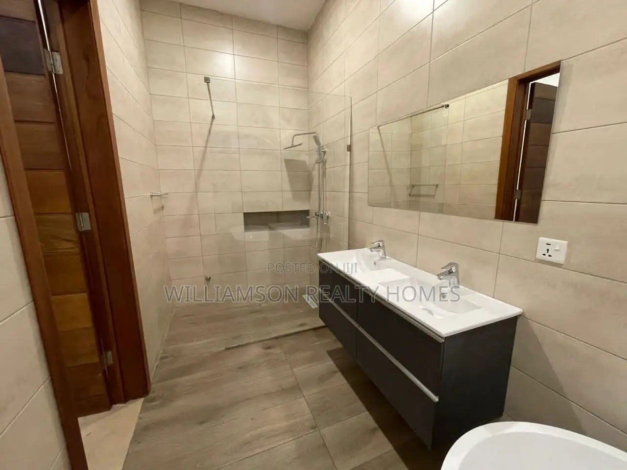5bdrm Mansion in Community 20 Estate, Spintex for Sale