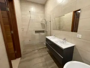 5bdrm Mansion in Community 20 Estate, Spintex for Sale