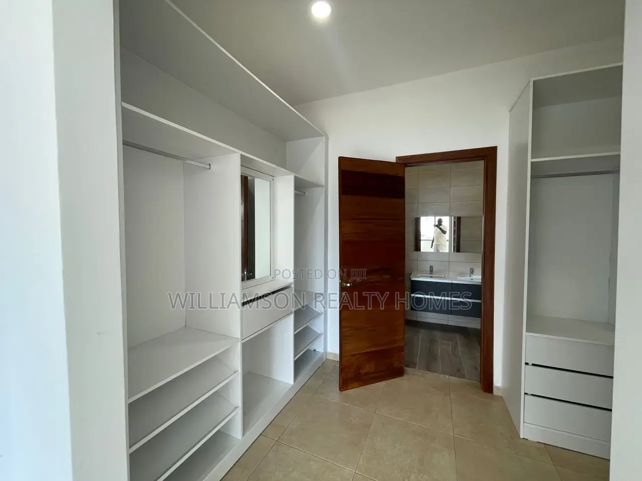 5bdrm Mansion in Community 20 Estate, Spintex for Sale