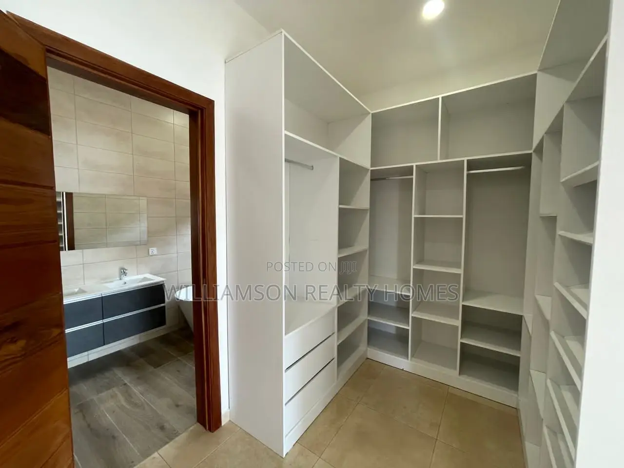 5bdrm Mansion in Community 20 Estate, Spintex for Sale