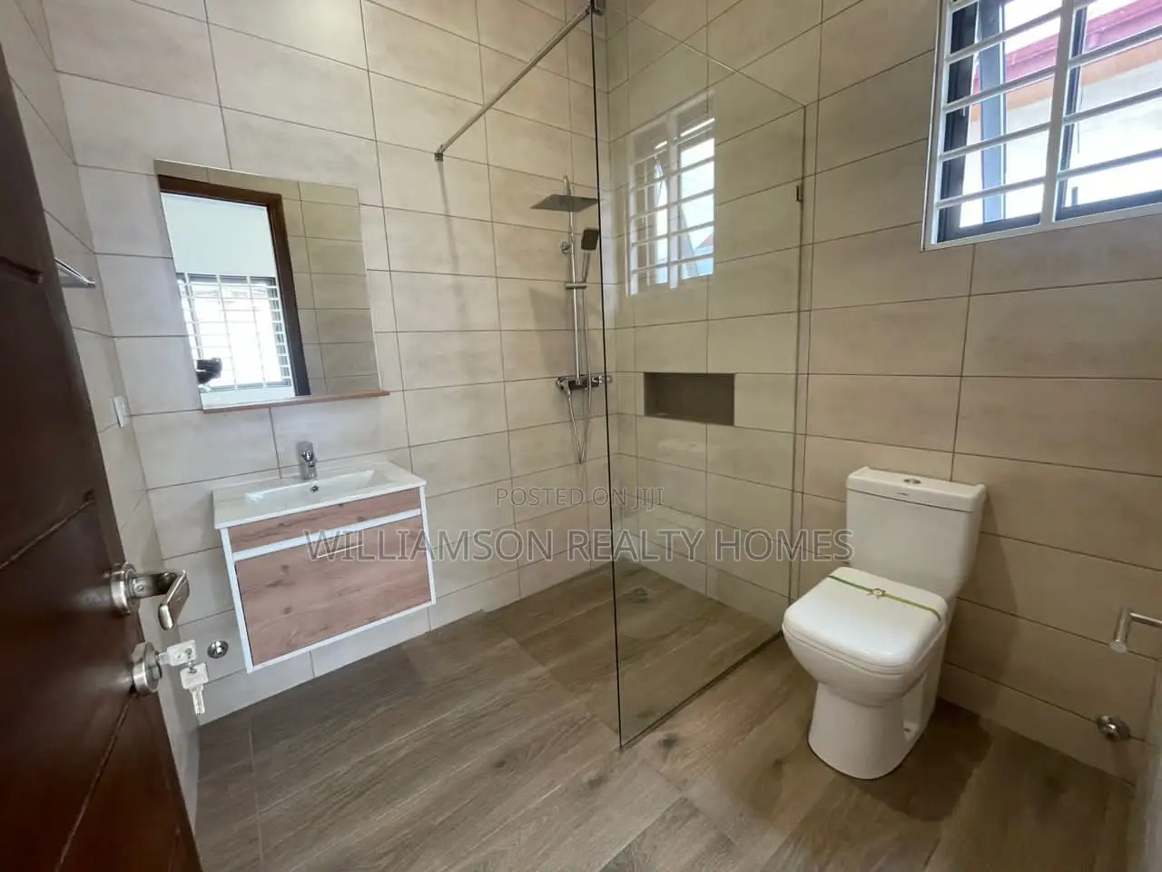 5bdrm Mansion in Community 20 Estate, Spintex for Sale
