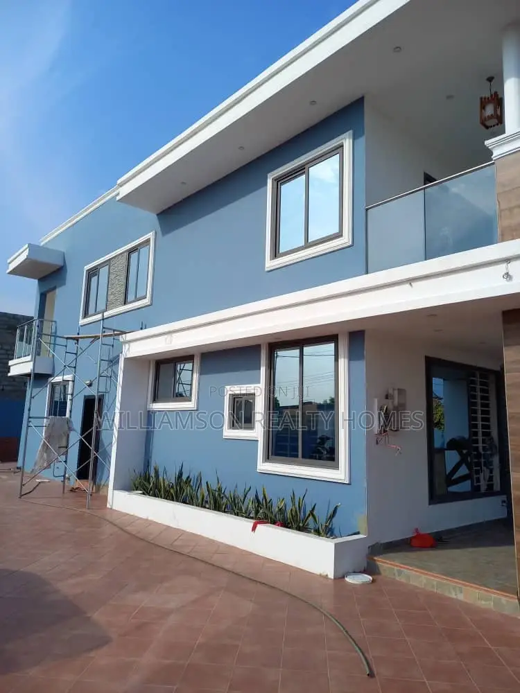 6bdrm House in Community 20 Estate, Spintex for Sale