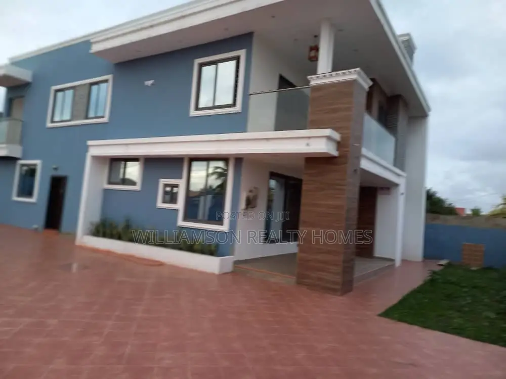 6bdrm House in Community 20 Estate, Spintex for Sale